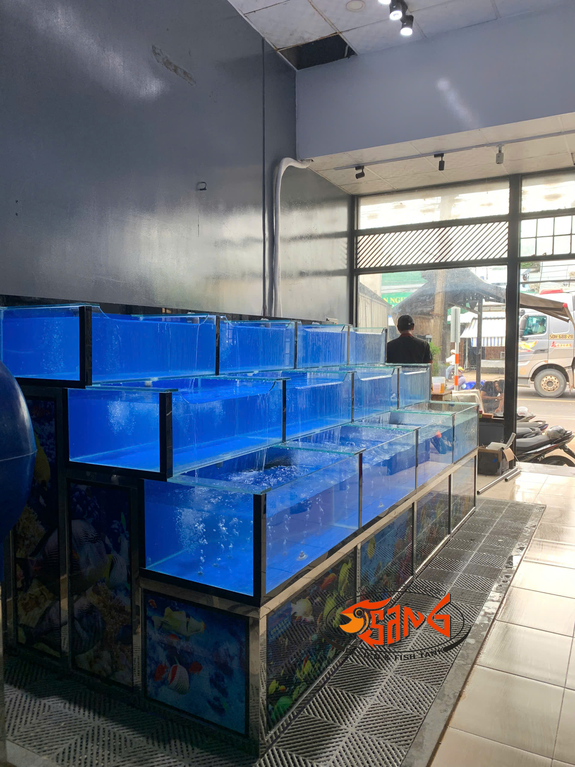 thi công hồ hải sản tại hcm